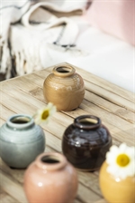 Vase mini med riller og krakeleret glasur Yrsa fra Ib Laursen med lille blomst - Tinashjem